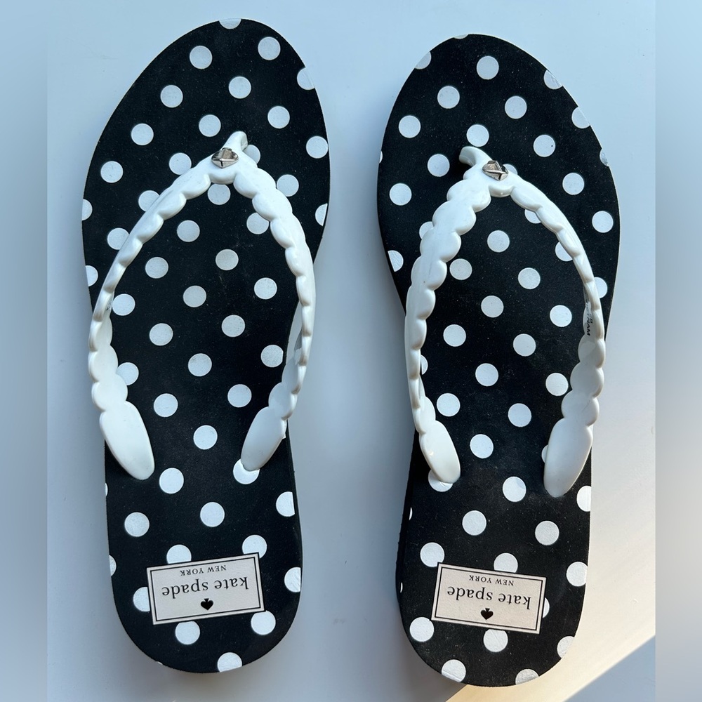 Kate Spade New York Polka Dot Flip-Flops – Size 8